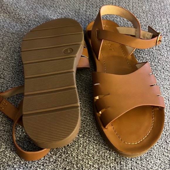 Kids Cat and Jack sandal tan size 4. In great condition. - Picture 2 of 2